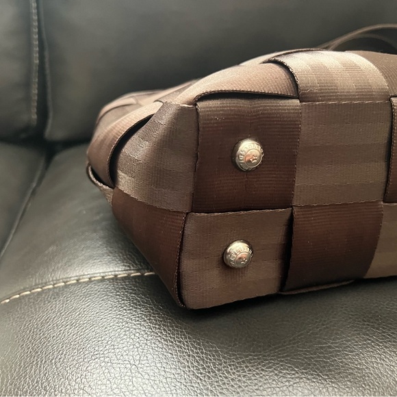 Harvey’s Original Seatbelt Shoulder Tote - Picture 5 of 7